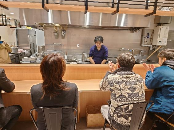 スーパーバイザーから拍手とともに見送られ、最後は売り切れ終了で出店を終えた藤橋店主