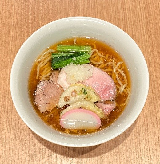 「中華そば 醤油」。優しくも味わい深いスープにだるま製麺の中細縮れ麺、年越しをイメージした具をトッピング