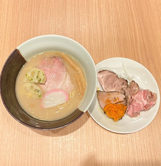 「スパイスチャーシュー麺」。藤橋店主渾身の豚骨スープに、本格カレー店のスパイスチャーシューを合わせたコラボ麺