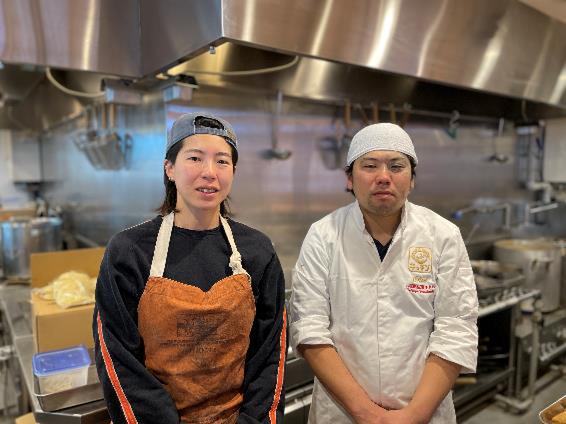 『CURRY&NOBLE強い女』スタッフの矢野織江さん。ジャンルは違えど厨房で息ぴったり