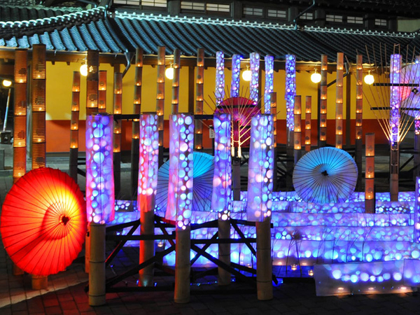色とりどりの和傘や竹を使ったライトアップイベント、「第21回 山鹿灯籠浪漫・百華百彩」2月の金・土曜日に開催