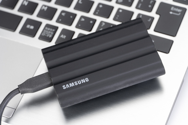 ASCII.jp：Samsung Portable SSD T7 Shieldの4TBモデルはLANより18倍速