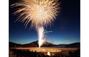 一夜限りのスペシャルイベント！　冬の夜空に映える花火「山中湖アイスキャンドルフェスティバル」開催