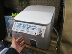 台所の流しの横に置けて、お湯も使える超コンパクトサイズの洗濯機が1万円強でサンコーから