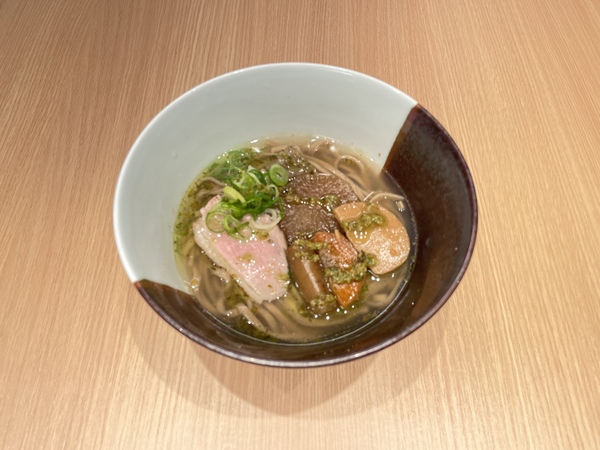 「節分そば グリーン」。柚子三つ葉と大豆オイルが鰯出汁を爽やかにまとめ、煮物の甘みがよい味変に