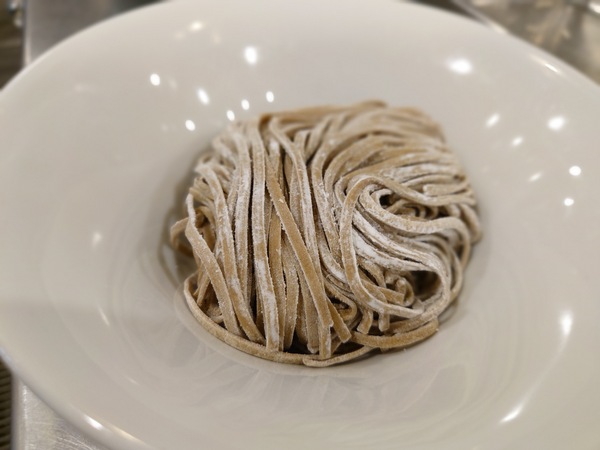 蕎麦粉を3割練りこんだ限定麺。蕎麦っぽさとラーメンっぽさ両方兼ね備えた美味しい麺だ