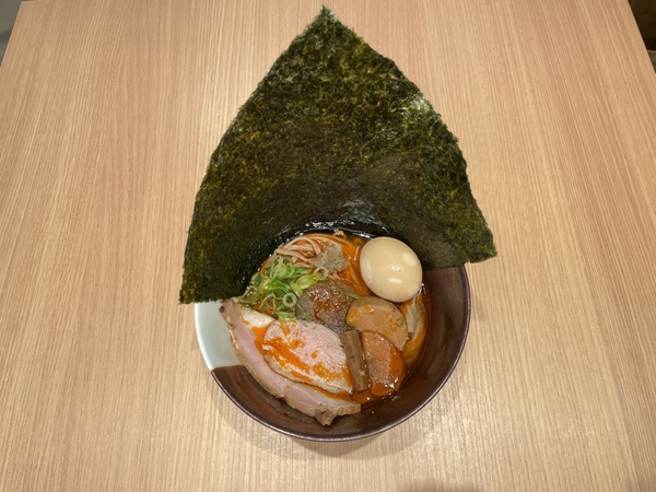 「特製 節分そば レッド」。鰯スープに自家製ラー油をかけ、鬼を払うパンチある一杯