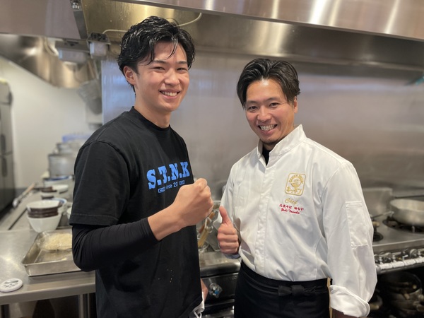 厨房から眩しい笑顔を送る、田中店主と●●くん。イケメンパワー全開の6日間、お疲れ様でした!