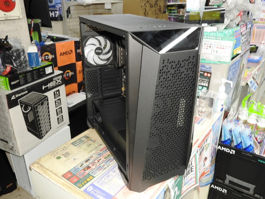 ASCII.jp：4.3型タッチパネル搭載の大型PCケース「MEG