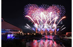 横浜・八景島シーパラダイス、海を舞台とした音と光のLIVEエンターテインメント花火ショー「花火シンフォニア」を開催