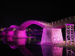 木造橋を艶やかにライトアップ！　山口県岩国市で「錦帯橋フルカラーライトアップ」春季は6月1日まで