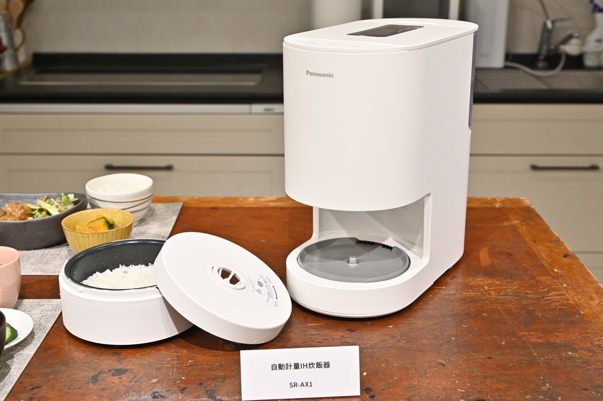 ASCII.jp：パナソニック、米と水を自動で入れる炊飯器 40年かけて