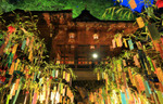 京都・貴船神社の笹飾りと社殿が雅やかに照らされる「七夕笹飾りライトアップ」