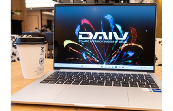 えっ、本当にクリエイティブノートPC？ と驚くほど軽い、1kgアンダーの