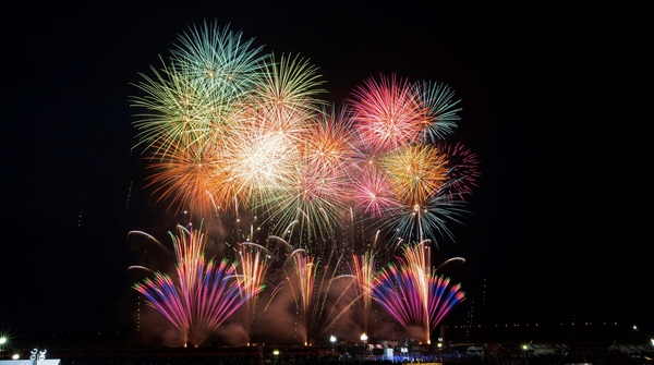 ASCII.jp：夏だ！ 祭りだ！ 夜空を彩る花火大会を満喫する東日本の旅