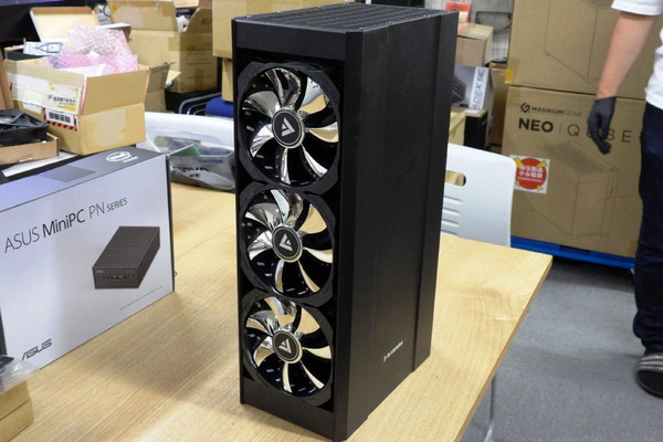 ラジエーター、リザーバー、ポンプを外付けにした水冷ボックスが登場