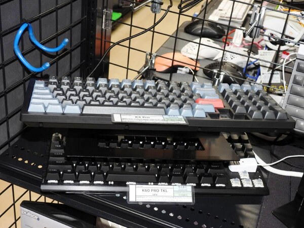 複数のキーボード/マウスを収納できる専用台が登場