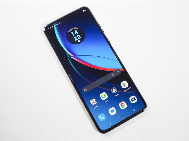 デザインを刷新して使い勝手が向上した折りたたみスマホ「motorola デザインを刷新して使い勝手が向上した折りたたみスマホ「motorola