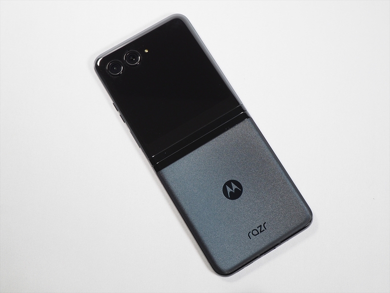 デザインを刷新して使い勝手が向上した折りたたみスマホ「motorola 