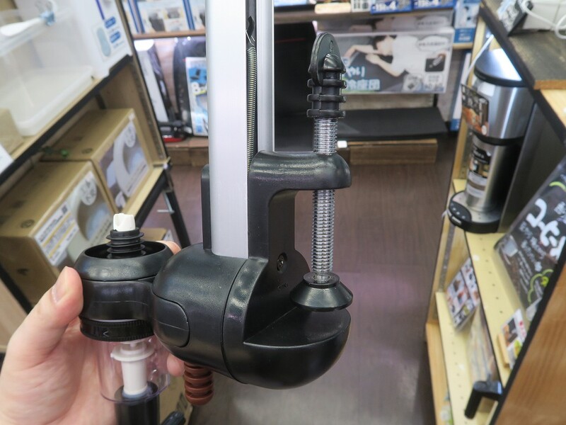 お酒のボトルをデスクに固定して定量を注げるクランプ式の