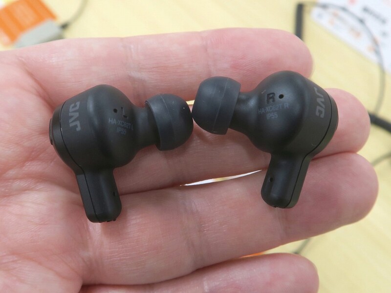 迫力の重低音が楽しめる頑丈なイヤホン「HA-XC62T」がJVCから登場