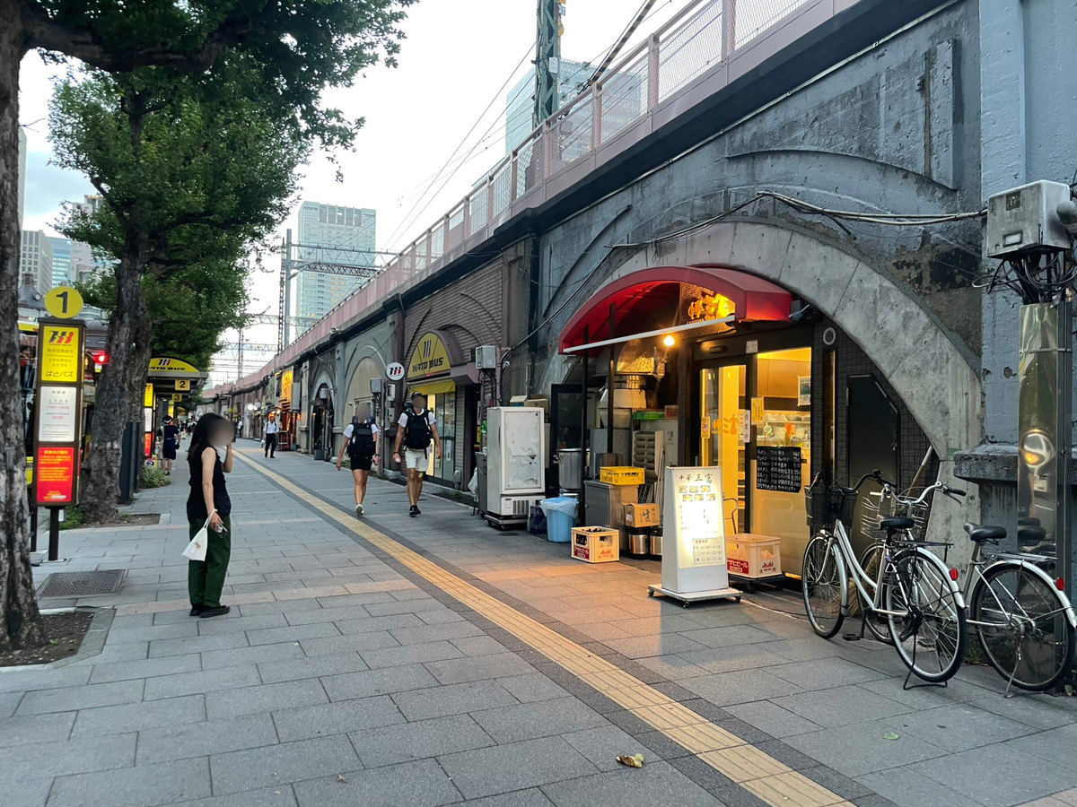 これぞ昭和の裏路地風景!? 丸の内高架下のタイムトンネルに迷い込んでみた - 丸の内LOVE Walker