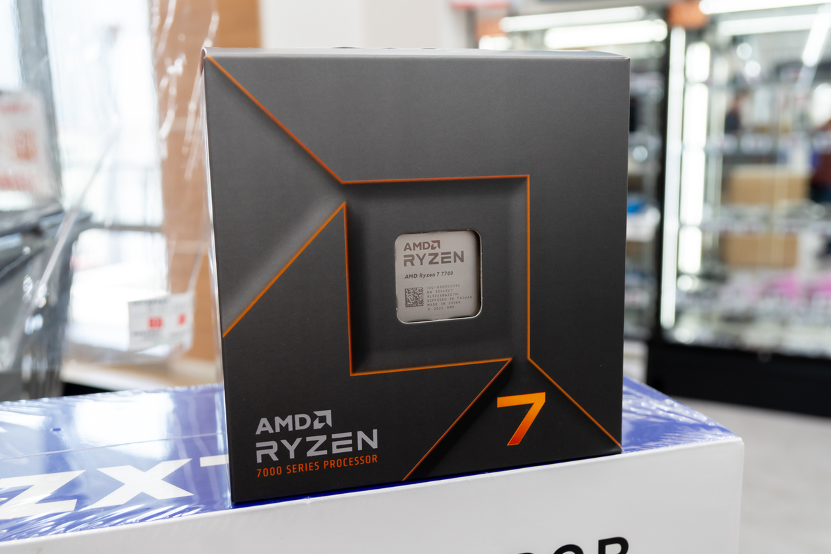 【今月の自作PCレシピ・大阪編】優しい発光のゲーミングPC&大阪らしい紫色のPC