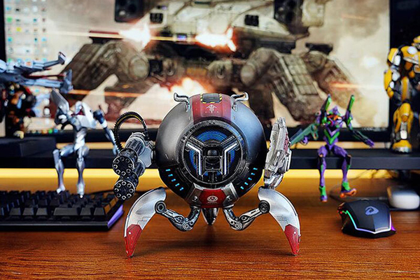 戦闘メカのような未来的デザインの球体型ワイヤレススピーカー