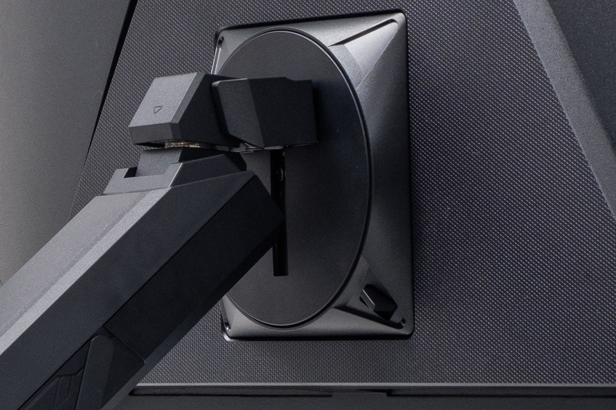 液晶アーム標準装備の28型液晶「M28U AE」は可動域が広く台座不要で机上もスッキリ