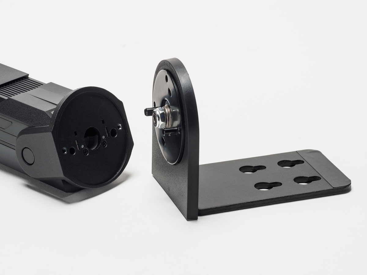 液晶アーム標準装備の28型液晶「M28U AE」は可動域が広く台座不要で机上もスッキリ