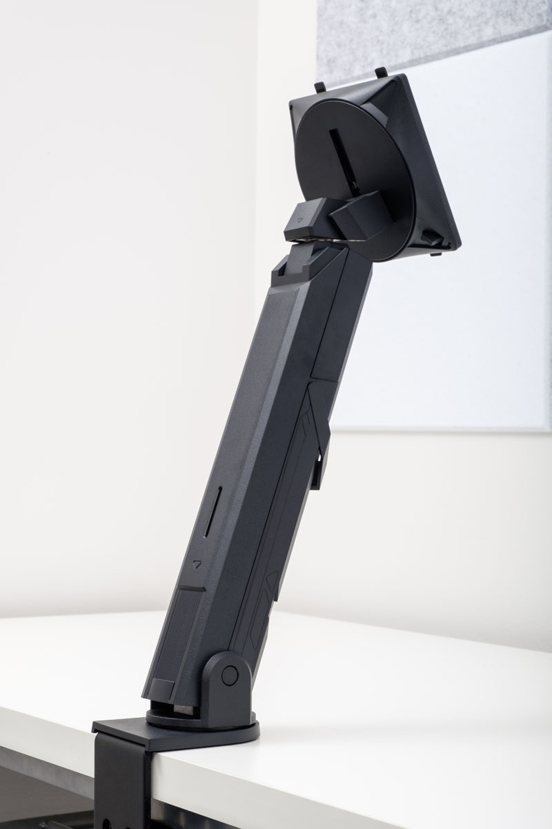 液晶アーム標準装備の28型液晶「M28U AE」は可動域が広く台座不要で机上もスッキリ