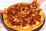 ドミノの「ギガ」が「テラ」に！ 肉づくしピザ、数量限定で登場