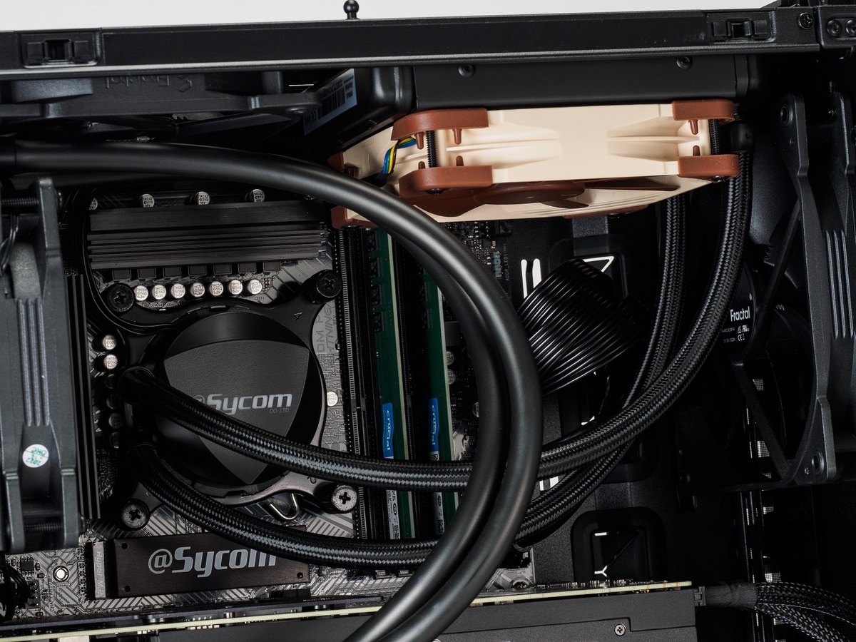 i7-13700K&RTX 4070 Tiのデュアル水冷をミニタワーゲーミングPCに詰め込んだ意欲作