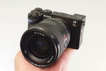 世界最小のフルサイズミラーレスカメラが6100万画素に！ ソニー「α7CR」発表