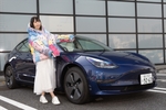 テスラ「モデル3」は走るタブレット！ アイドル寺坂ユミがその未来感に感激！