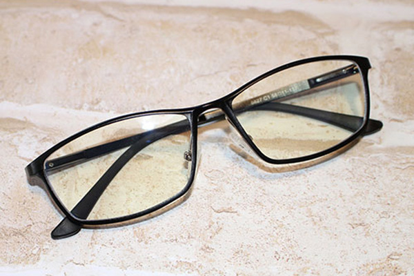 紫外線をほぼ100%カットして目の健康を守ろう 「PrimaOpt 透明な