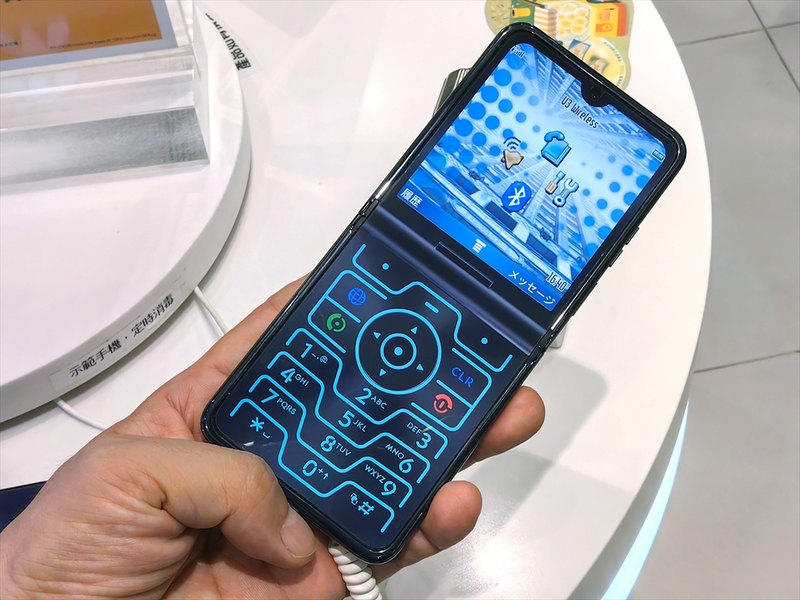 縦折りスマホ「razr 40 ultra」が日本で発売したのでマゼンダ色を希望