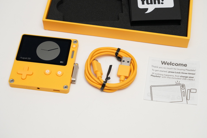 Playdate ゲーム機 カバー付き 本体に謎のクランクが！新携帯ゲーム機「Playdate(プレイデート