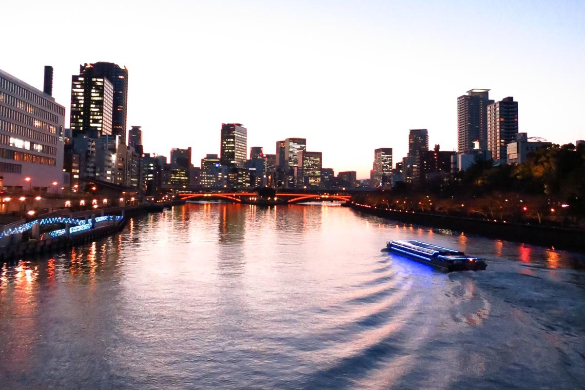 ASCII.jp：中之島や大阪都心のビル群に沈む夕日やマジックアワーを