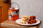 メープル菓子専門店「ザ・メープルマニア」、2023年のハロウィン缶は昼と夜のパーティーをイメージ！
