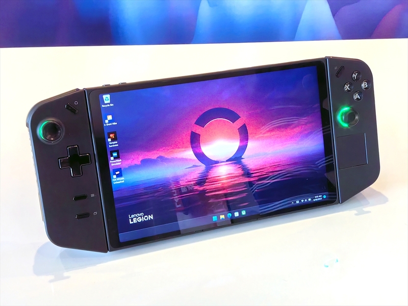 レノボが発表したポータブルゲーミングPC「Lenovo Legion Go」で重たい