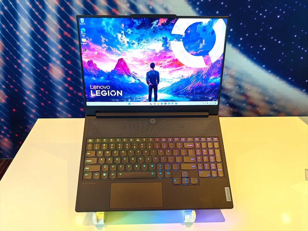 レノボが発表したポータブルゲーミングPC「Lenovo Legion Go」で重たい