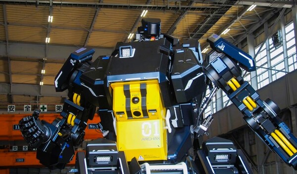 ツバメインダストリ、4億円の搭乗操作型ロボット「アーカックス」公開
