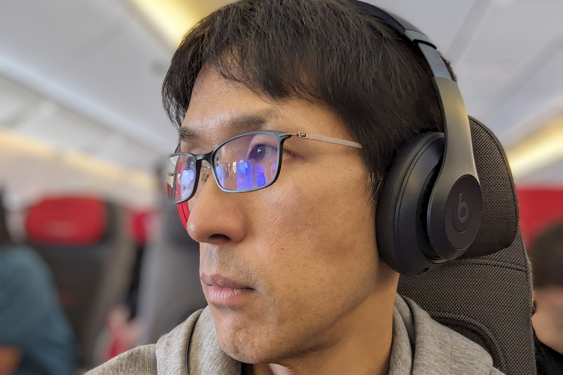 航空機のノイズがしっかり消える高い消音性能「Beats Studio Pro」空の