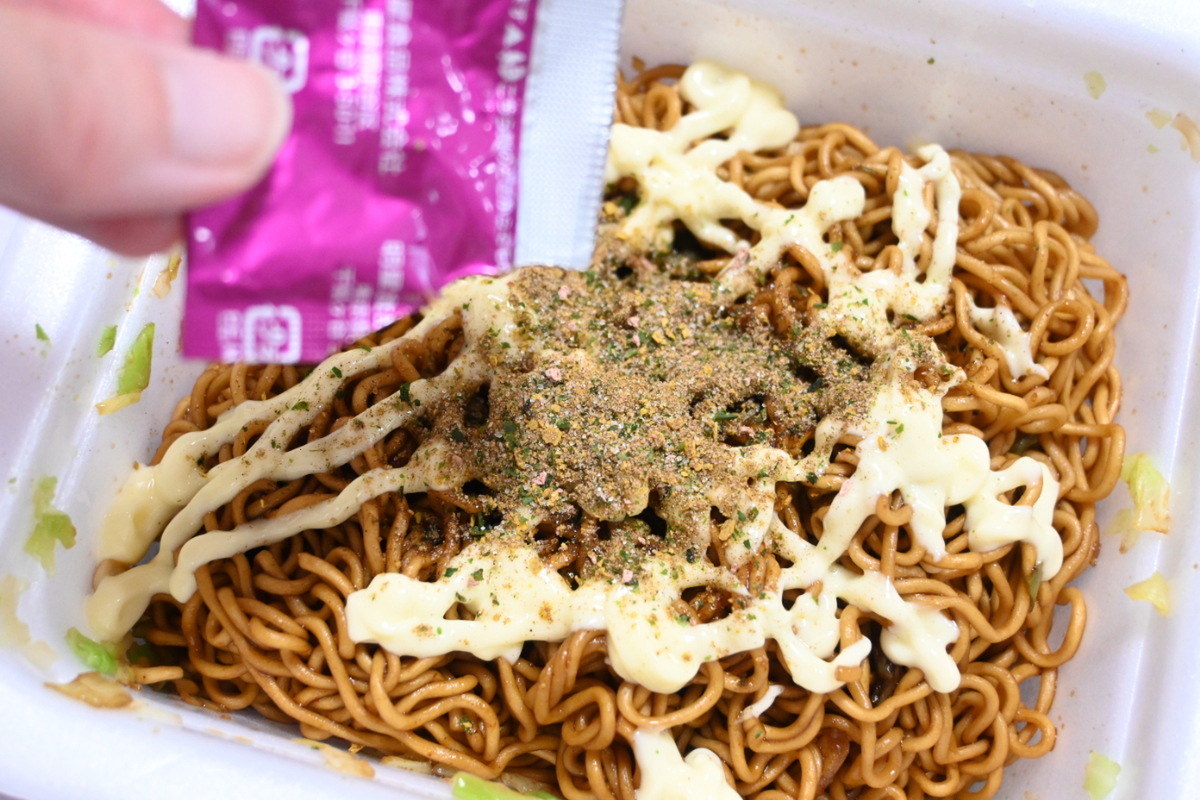 ASCII.jp：マヨ2.5倍!! ｢明星 贅沢一平ちゃん」ガチのマヨだくで背徳的