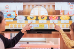 スシロー新宿西口店、お寿司の画像が流れてタッチで注文できる新システム「デジタル スシロー ビジョン」導入