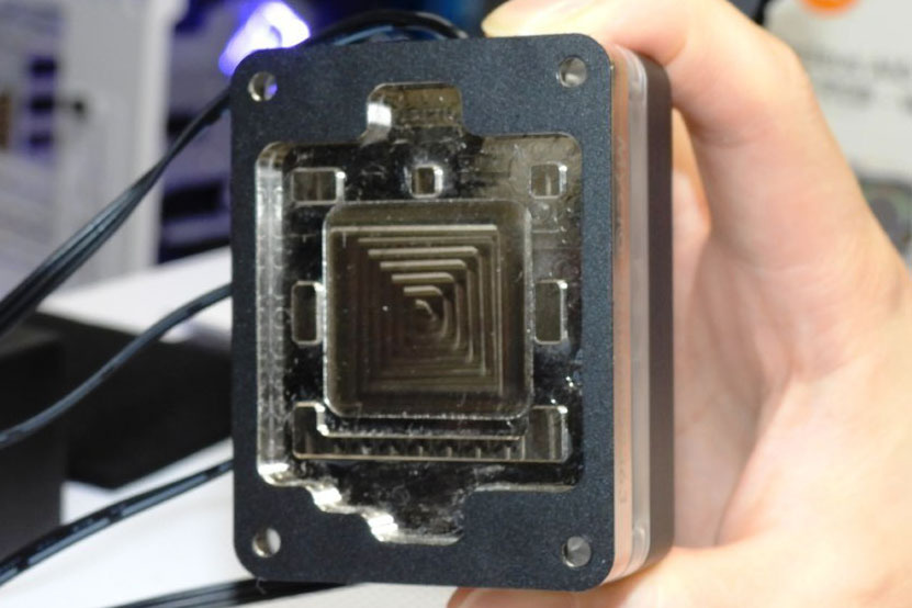 ASCII.jp：殻割りしたRyzen 7000を直接冷却できるヒートスプレッダーが登場