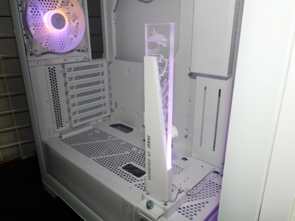 ビデオカードホルダーを備える白色のミドルタワーケースがMSIから登場