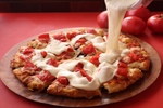 ピザーラ史上最重量のトマト＆チーズ！ 激盛りピザが発売中