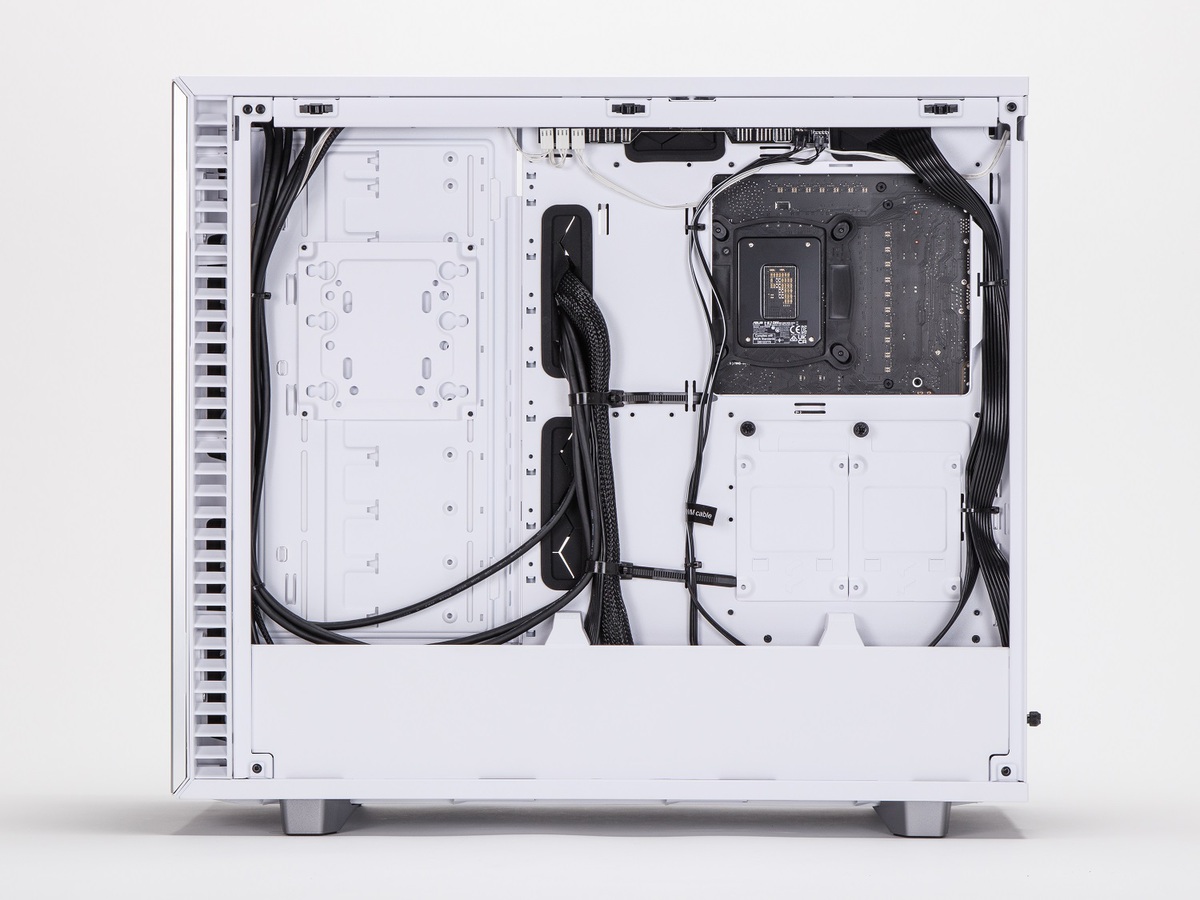 Core i7-14700KFを搭載したプレミアムPC、20コア/28スレッドのパワーを見よ!